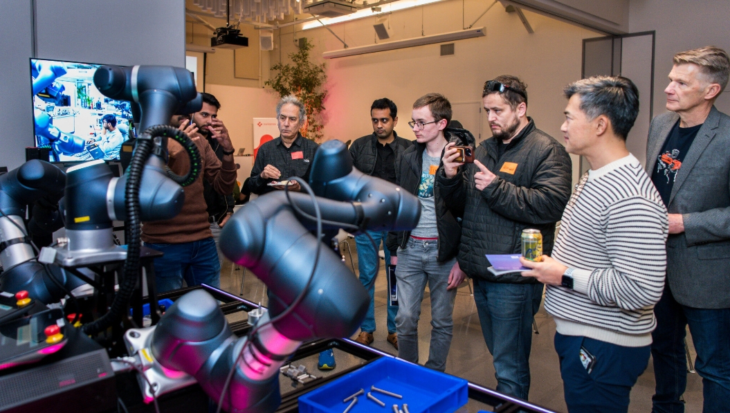 Exploring the Silicon Valley <strong>robotics</strong> Community: RoboHub, Silicon Valley <strong>robotics</strong> Museum, and Learni